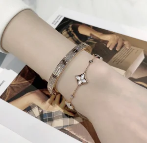 Luxury Womens Jewelry Cartier Vip Diamonds Love Bracelet in Gold A205PP680 AA150074