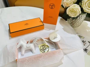 Luxury Womens Bag Charms Hermes Rodeo PM Touch Horse Charm in White A62PP160 AA157108