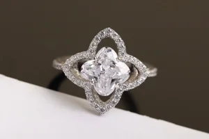 Louis Vuitton Les Ardentes Diamond Flower Ring 