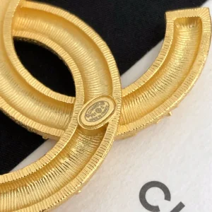 Luxury Womens Jewelry Chanel Brooch Chanel Gold CC Brooch A39PP130 AA161572