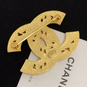 Luxury Womens Jewelry Chanel Brooch Chanel Gold CC Logo Brooch A39PP140 AA161563
