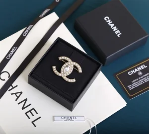 Luxury Womens Jewelry Chanel Brooch Chanel Gold Pearls CC Brooch A152PP130 AA168977