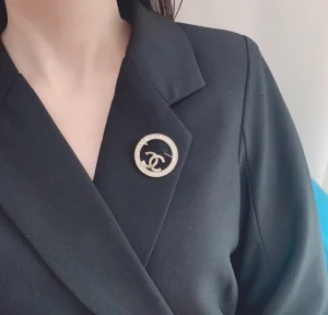 Luxury Womens Jewelry Chanel Brooch Chanel Crystal CC Round Brooch A39PP120 AA169163