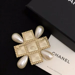 Luxury Womens Jewelry Chanel Brooch Chanel Pearls CC Cross Brooch A39PP180 AA169156