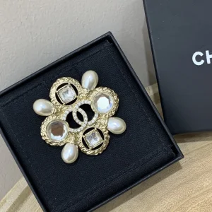 Luxury Womens Jewelry Chanel Brooch Chanel Crystals CC Pearl Brooch A205PP170 AA172165