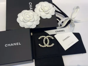 Luxury Womens Jewelry Chanel Brooch Chanel Metal CC Logo Brooch A39PP140 AA172262