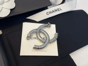 Luxury Womens Jewelry Chanel Brooch Chanel Metal CC Logo Brooch A39PP140 AA172262