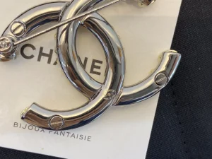 Luxury Womens Jewelry Chanel Brooch Chanel Metal CC Logo Brooch A39PP140 AA172262