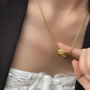 Luxury Womens Jewelry Chanel Vintage Coco Pendant Necklaces in Gold A152PP150 AA176069