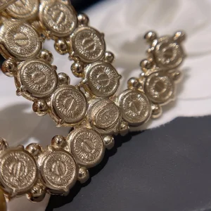 Essenceofluxury Womens Jewelry Chanel Studded Diamonds CC Logo Brooch A173PP180 AA193782