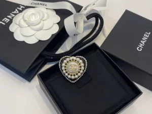 Essenceofluxury Womens Jewelry Chanel Crystals CC Logo Pearls Heart Brooch A39PP180 AA194236