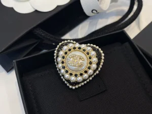 Essenceofluxury Womens Jewelry Chanel Crystals CC Logo Pearls Heart Brooch A39PP180 AA194236