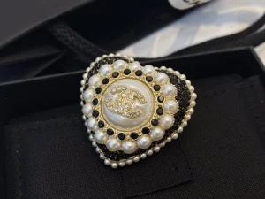 Essenceofluxury Womens Jewelry Chanel Crystals CC Logo Pearls Heart Brooch A39PP180 AA194236