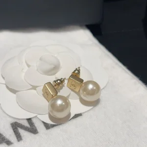 Essenceofluxury Womens Jewelry Chanel CC Dice Pearl Earrings A173PP180 AA194499