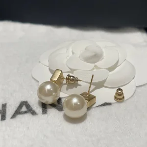 Essenceofluxury Womens Jewelry Chanel CC Dice Pearl Earrings A173PP180 AA194499