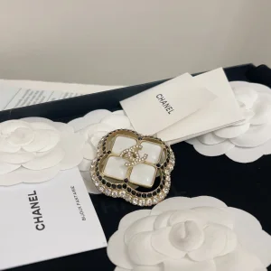 Essenceofluxury Womens Jewelry Chanel Crystals CC Logo Square Brooch A152PP180 AA194478