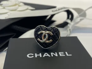 Essenceofluxury Womens Jewelry Chanel Gold CC Logo Black Heart Rings A39PP180 AA195061