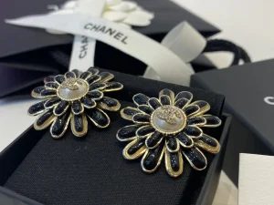 Essenceofluxury Womens Jewelry Chanel Crystals CC Logo Black Flower Earrings A39PP180 AA195577