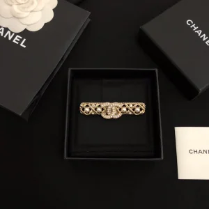 Essenceofluxury Womens Jewelry Chanel Crystals CC Logo Gold Brooch A39PP180 AA195582