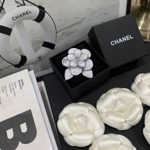 Essenceofluxury Womens Jewelry Chanel CC Flowers Brooch A152PP180 AA196015