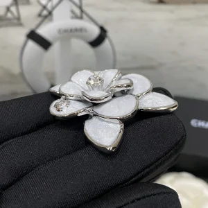 Essenceofluxury Womens Jewelry Chanel CC Flowers Brooch A152PP180 AA196015