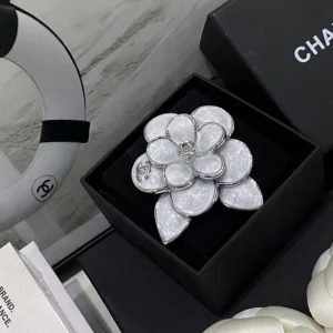 Essenceofluxury Womens Jewelry Chanel CC Flowers Brooch A152PP180 AA196015