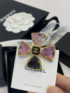 Essenceofluxury Womens Jewelry Chanel CC Logo Cross Brooch A39PP180 AA196704