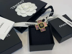 Essenceofluxury Womens Jewelry Chanel CC Logo Cross Brooch A39PP180 AA196705