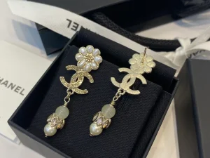 Essenceofluxury Womens Jewelry Chanel CC Logo Flowers Pendant Earrings A39PP280 AA196715