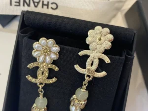 Essenceofluxury Womens Jewelry Chanel CC Logo Flowers Pendant Earrings A39PP280 AA196715