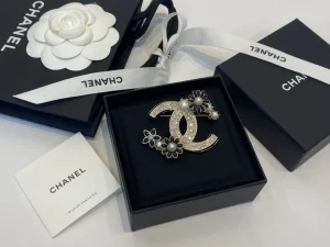 Essenceofluxury Womens Jewelry Chanel Crystals CC Logo Flowers Brooch A39PP180 AA196713