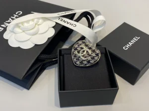 Essenceofluxury Womens Jewelry Chanel CC Logo Tweed Heart Brooch in Black A39PP180 AA197594