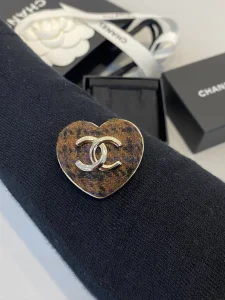 Essenceofluxury Womens Jewelry Chanel CC Logo Tweed Heart Brooch in Brown A39PP180 AA197593