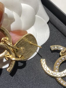 Essenceofluxury Womens Jewelry Chanel Vintage Crystals CC Logo Earrings A173PP180 AA197854