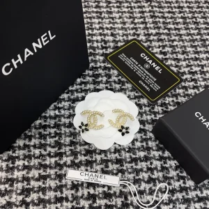 Essenceofluxury Womens Jewelry Chanel Pearls CC Logo Flower Earrings A152PP180 AA199928