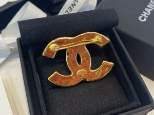 Essenceofluxury Womens Jewelry Chanel Black CC Logo Brooch A39PP180 AA200625