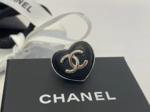 Essenceofluxury Womens Jewelry Chanel CC Logo Black Heart Brooch A39PP180 AA200618