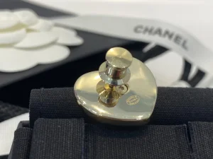 Essenceofluxury Womens Jewelry Chanel CC Logo Black Heart Brooch A39PP180 AA200618