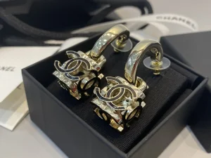 Essenceofluxury Womens Jewelry Chanel CC Logo Lock Earrings A39PP180 AA200923