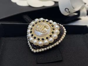 Essenceofluxury Womens Jewelry Chanel Crystals CC Pearls Heart Brooch A39PP180 AA201400