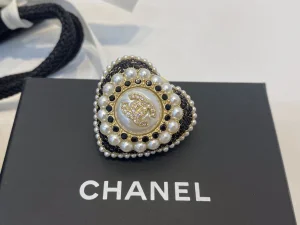 Essenceofluxury Womens Jewelry Chanel Crystals CC Pearls Heart Brooch A39PP180 AA201400