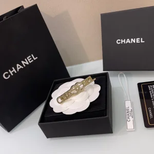 Essenceofluxury Womens Jewelry Chanel Crystal CC Logo Moongram Brooch A205PP180 AA201641