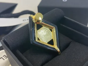 Essenceofluxury Womens Jewelry Chanel Square CC Logo Brooch Black A39PP180 AA203220