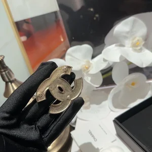 Essenceofluxury Womens Jewelry Chanel CC Logo Crystals Brooch Blue A173PP280 AA204310